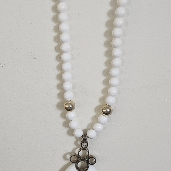 1960s LARGE MODULAR KENNETH JAY LANE CERAMIC WHITE PENDANT AND BEADS - Picture 15 of 16